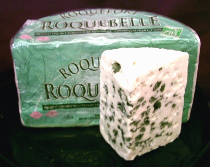 Keju Roquefort ditandai dengan koloni jamur Penicillium roquefort